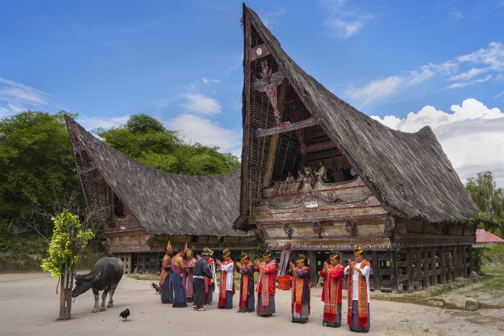 adat istiadat tradisional hidup di kampung 